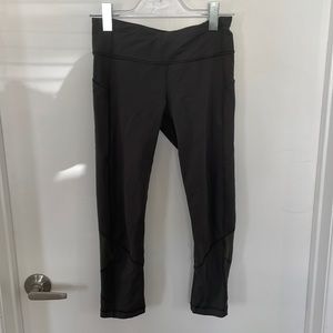 Lululemon pace rival crop. Size 6, army green color.